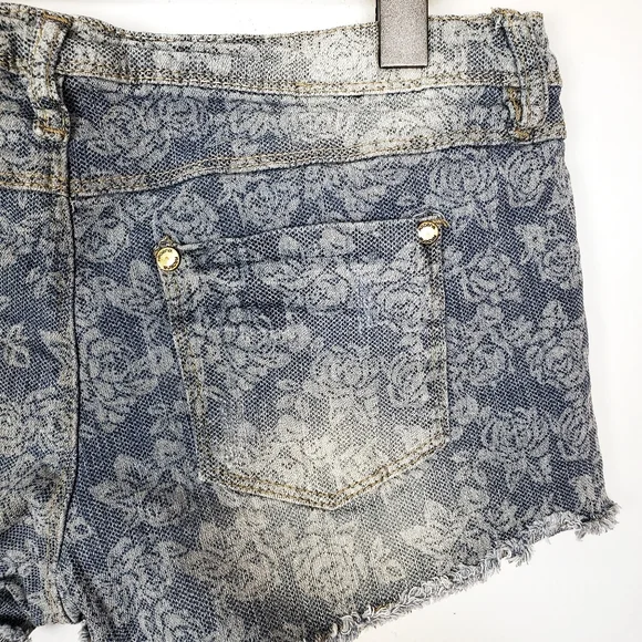 ARDEN B White Lace Print Low Rise Cutoff Denim Shorts Size: 8 - Picture 6 of 6